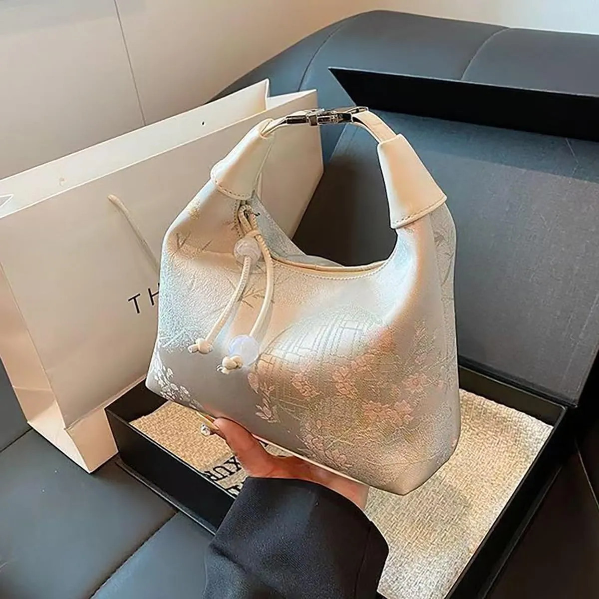 Chinese women's retro handbag, embroidered print design with unique shoulder bag, elegant temperament banquet gift