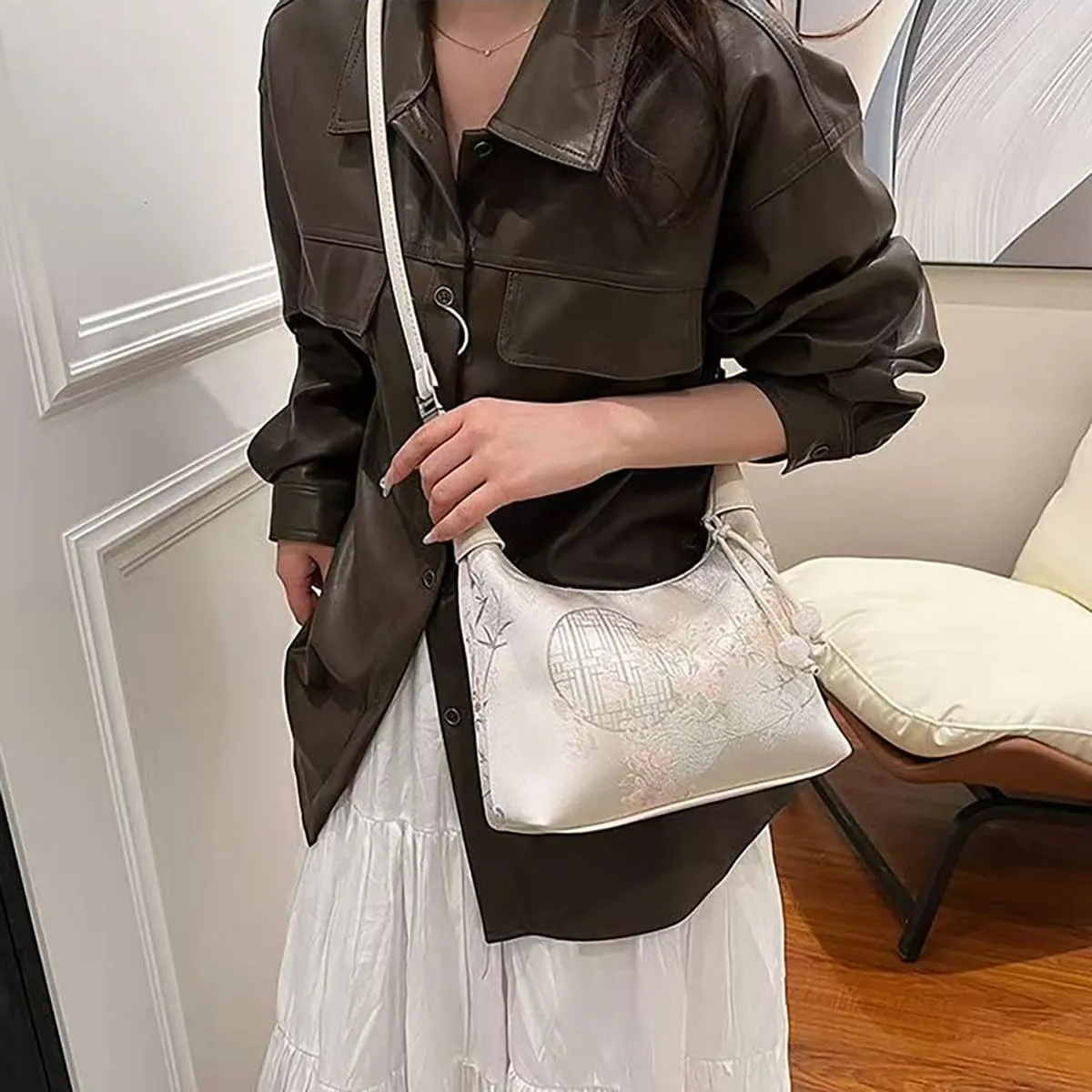 Chinese women's retro handbag, embroidered print design with unique shoulder bag, elegant temperament banquet gift