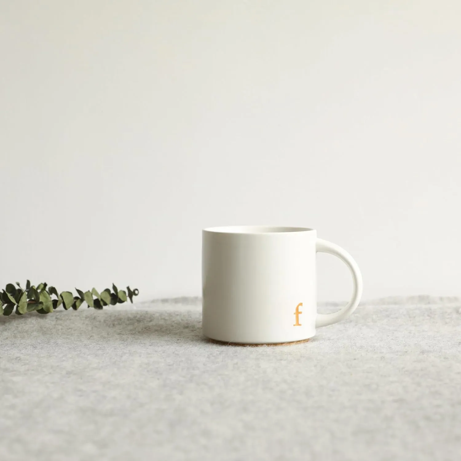 COLLECTIVE HOME - Monogram Ceramic Mugs, 15 oz Golden Initial Coffee Cups, Elegant Alphabet Tea Mugs, Elegant Personalized Mug with Gift Box, Luxurious Cups for Office and Home (f)
