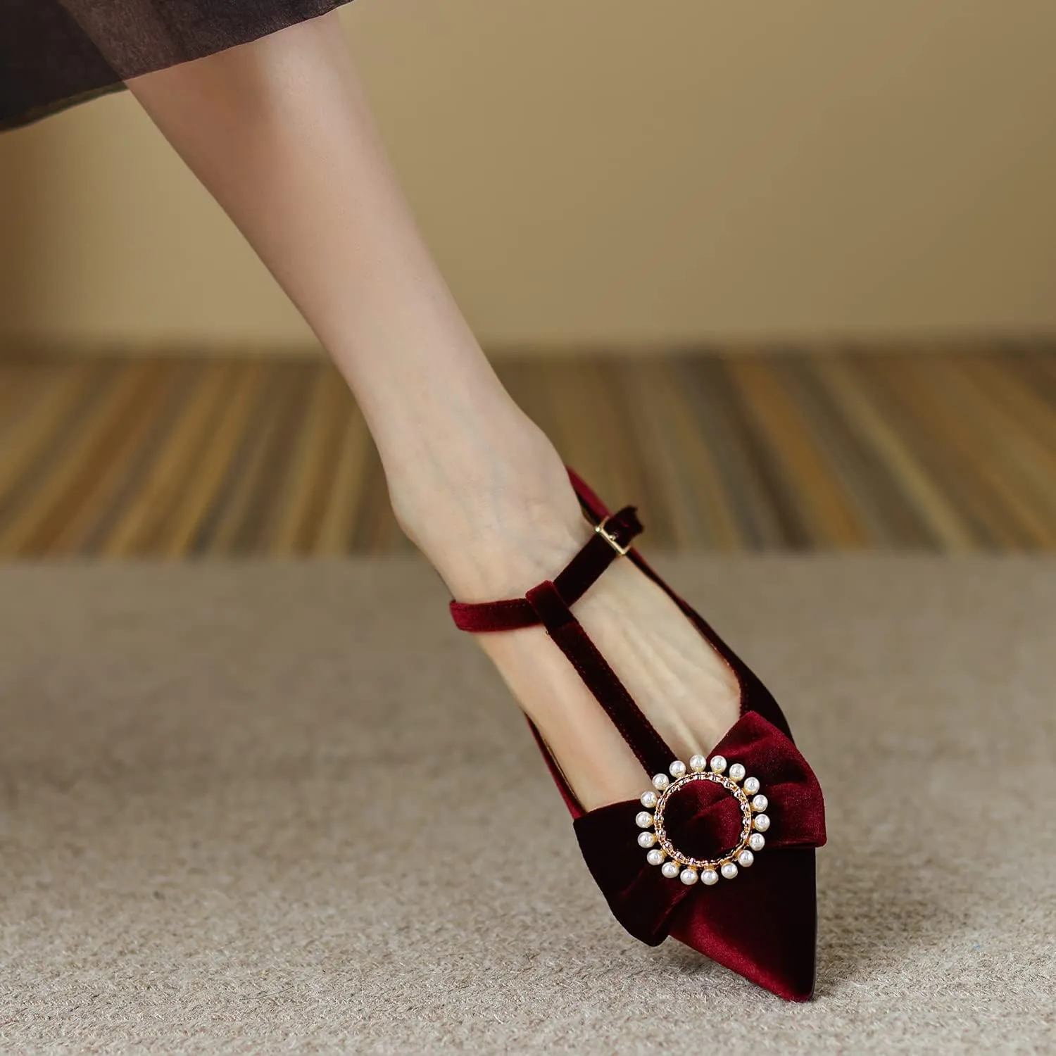 LEHOOR Women Pointed Toe Mary Jane Flats T-Strap Bow Velvet Flat Shoes Pearl Buckle Comfort 1 Inch Low Chunky Heel Dress Shoes Ankle Strap Vintage Elegant Party Wedding Bridal Flats 4-9.5 M US