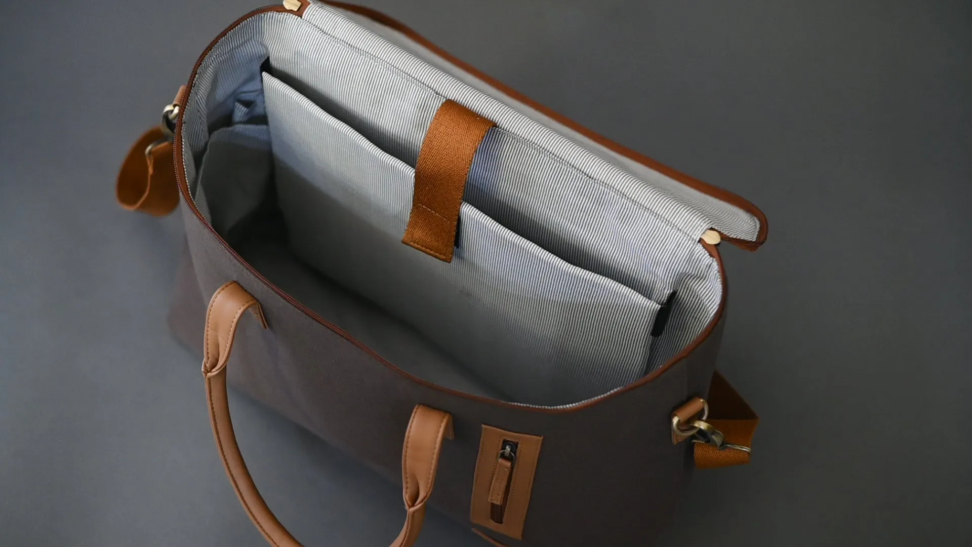 Oblique Flash Dufflebag Charcoal: 1 N
