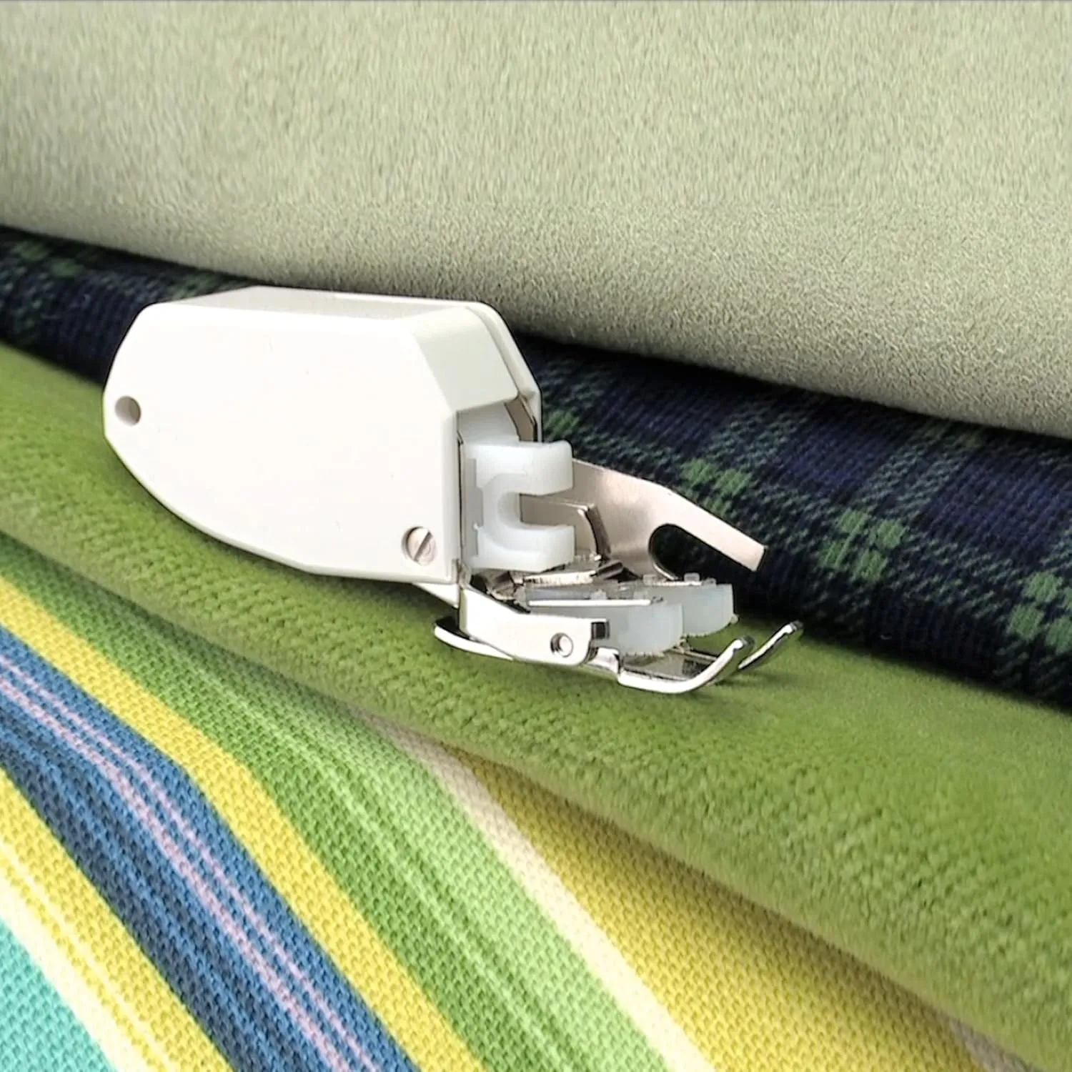 SINGER Even Feed Walking Presser Foot | Ideal for Quilting, Sewing Multiple Layers & Matching Patterns | Compatible with SINGER CA, CB, EA, MA, MB Series Sewing Machines