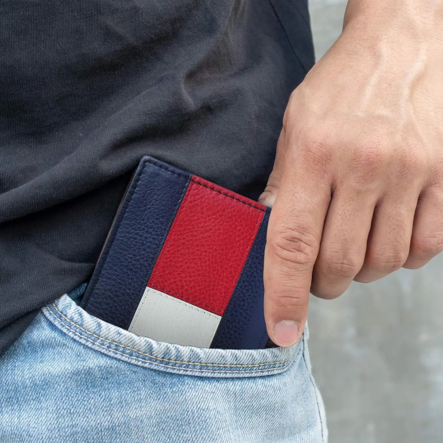 Tommy Hilfiger Men's Classic Logo Style Passcase Bifold Wallet with Multiple Card Slots and ID Window